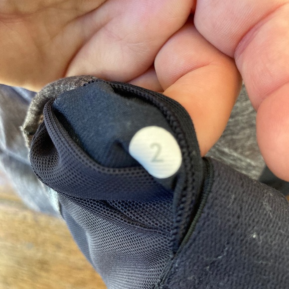 Lululemon Tank Top Women's 2 Gray Power Y Built In Brass Workout Flow - Picture 4 of 8